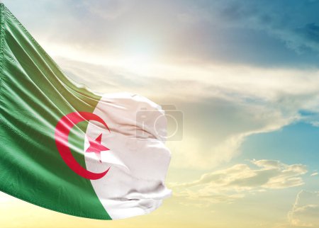 Téléchargez les photos : Algérie drapeau contre ciel - en image libre de droit
