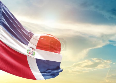 Foto de República Dominicana bandera contra el cielo - Imagen libre de derechos