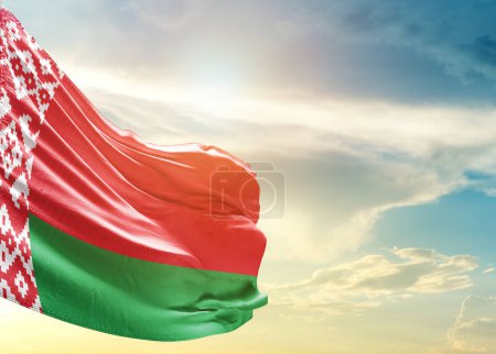 Téléchargez les photos : Drapeau du Belarus contre ciel - en image libre de droit