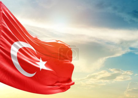 Foto de Bandera de Turquía contra cielo - Imagen libre de derechos