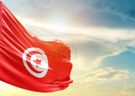 Téléchargez les photos : Drapeau Tunisie contre ciel - en image libre de droit