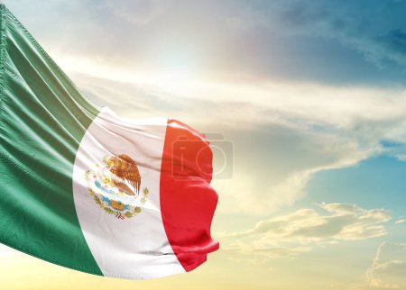 Foto de Bandera de México contra cielo - Imagen libre de derechos