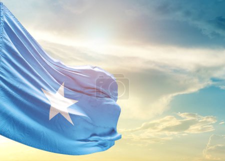 Téléchargez les photos : Drapeau de Somalie contre ciel - en image libre de droit