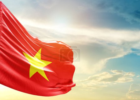 Téléchargez les photos : Drapeau du Vietnam contre ciel - en image libre de droit