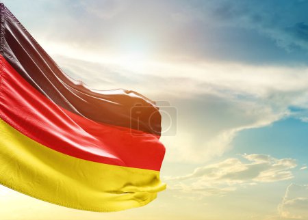Téléchargez les photos : Allemagne drapeau contre ciel - en image libre de droit