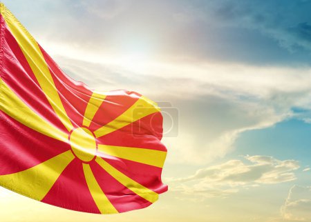 Téléchargez les photos : Drapeau de Macédoine du Nord contre ciel - en image libre de droit