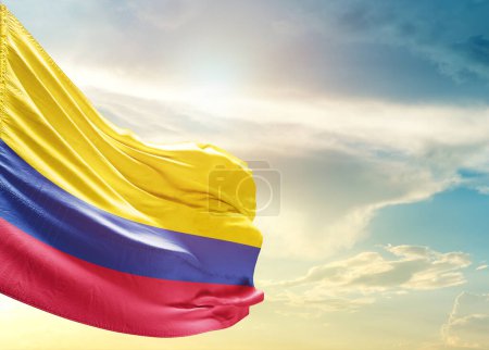 Téléchargez les photos : Drapeau Colombie contre ciel - en image libre de droit