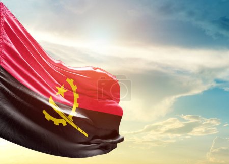 Téléchargez les photos : Drapeau Angola contre ciel - en image libre de droit