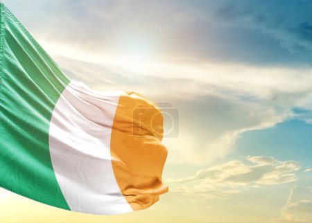 Foto de Bandera de Irlanda contra cielo - Imagen libre de derechos