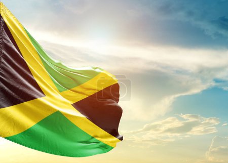 Téléchargez les photos : Drapeau jamaïcain contre ciel - en image libre de droit