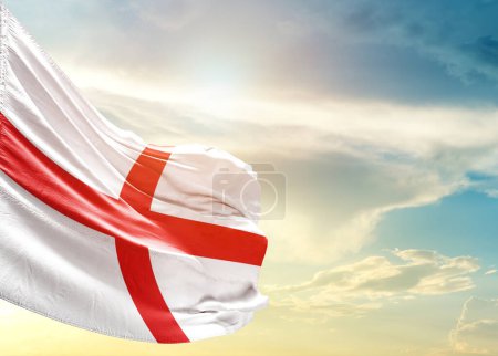 Téléchargez les photos : Drapeau d'Angleterre contre ciel - en image libre de droit