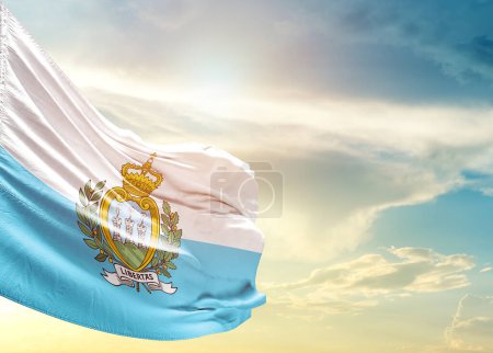 Foto de Bandera de San Marino contra el cielo - Imagen libre de derechos