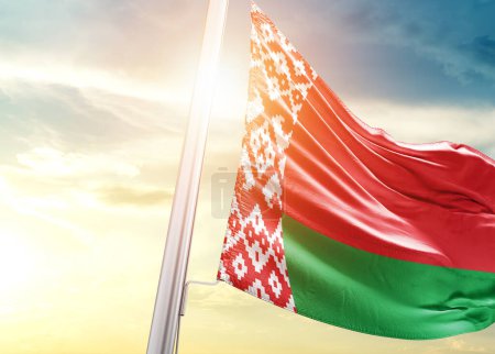 Téléchargez les photos : Drapeau du Belarus contre le ciel avec soleil - en image libre de droit