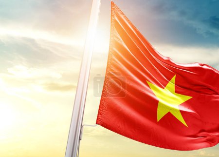Téléchargez les photos : Drapeau du Vietnam contre le ciel avec soleil - en image libre de droit