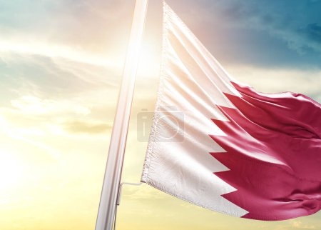 Foto de Bandera de Qatar contra el cielo con sol - Imagen libre de derechos