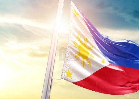 Téléchargez les photos : Drapeau Philippines contre ciel avec soleil - en image libre de droit