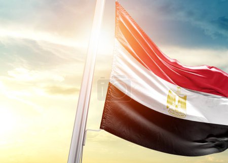 Foto de Bandera de Egipto contra cielo con sol - Imagen libre de derechos