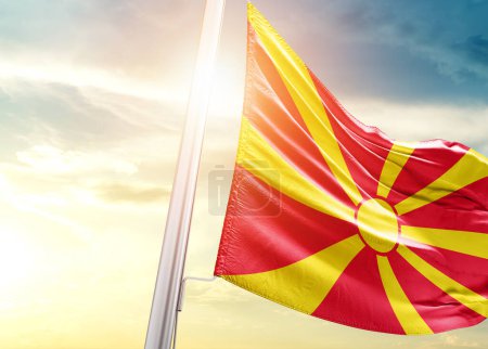 Téléchargez les photos : Drapeau de Macédoine du Nord contre le ciel avec soleil - en image libre de droit