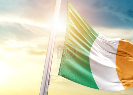 Foto de Bandera de Irlanda contra cielo con sol - Imagen libre de derechos