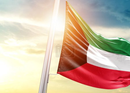 Téléchargez les photos : Koweït drapeau contre ciel avec soleil - en image libre de droit