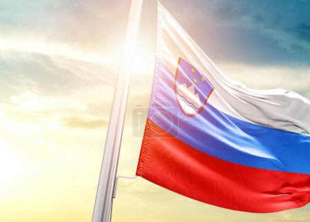 Foto de Bandera de Eslovenia contra cielo con sol - Imagen libre de derechos