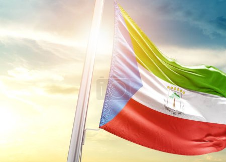 Foto de Bandera de Guinea Ecuatorial contra el cielo con sol - Imagen libre de derechos