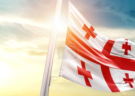 Foto de Bandera de Georgia contra cielo con sol - Imagen libre de derechos