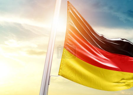 Foto de Bandera de Alemania contra cielo con sol - Imagen libre de derechos