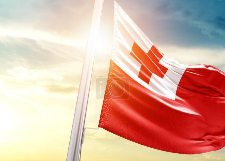 Foto de Bandera de Tonga contra el cielo con sol - Imagen libre de derechos