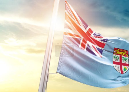 Foto de Bandera de Fiyi contra el cielo con sol - Imagen libre de derechos