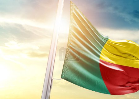 Foto de Bandera de Benín contra el cielo con sol - Imagen libre de derechos
