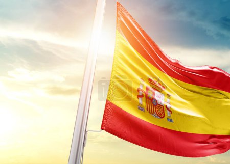 Foto de Bandera de España contra el cielo con sol - Imagen libre de derechos