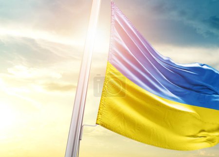 Téléchargez les photos : Drapeau Ukraine contre ciel avec soleil - en image libre de droit