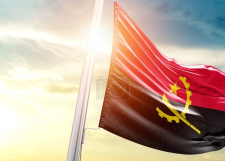 Téléchargez les photos : Drapeau Angola contre ciel avec soleil - en image libre de droit
