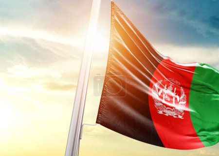 Foto de Bandera de Afganistán contra cielo con sol - Imagen libre de derechos