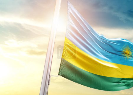 Foto de Bandera de Ruanda contra el cielo con sol - Imagen libre de derechos