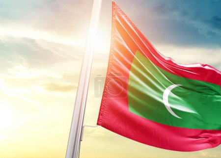 Téléchargez les photos : Drapeau des Maldives contre le ciel avec soleil - en image libre de droit