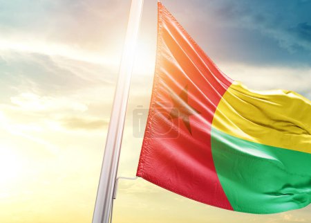 Téléchargez les photos : Drapeau de Guinée-Bissau contre le ciel avec soleil - en image libre de droit