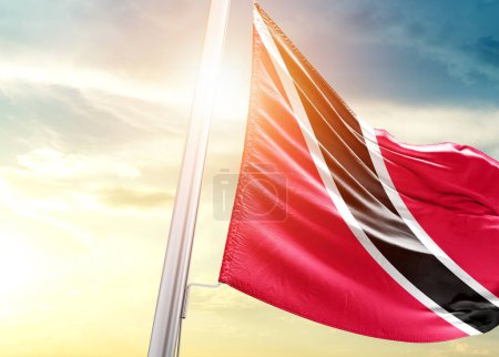 Foto de Bandera de Trinidad y Tobago contra el cielo con sol - Imagen libre de derechos