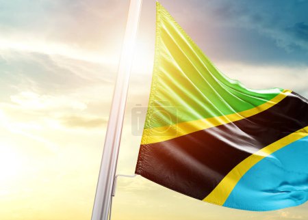 Téléchargez les photos : Drapeau Tanzanie contre ciel avec soleil - en image libre de droit
