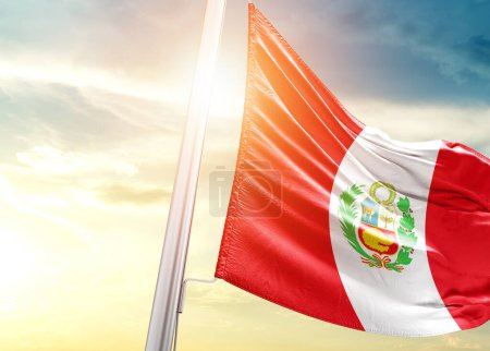 Téléchargez les photos : Drapeau Pérou contre ciel avec soleil - en image libre de droit