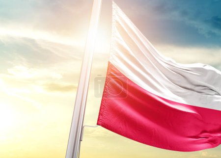 Foto de Polonia bandera contra el cielo con sol - Imagen libre de derechos