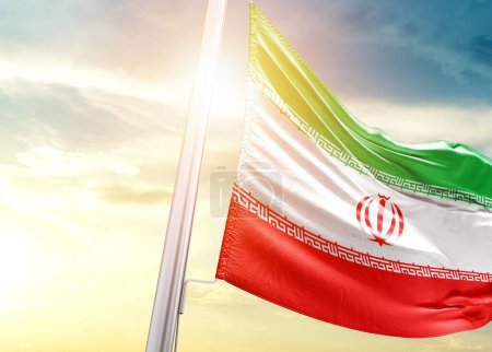 Téléchargez les photos : Drapeau Iran contre ciel avec soleil - en image libre de droit