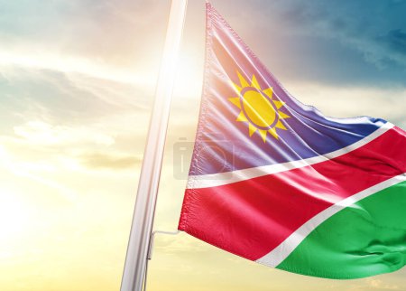 Foto de Bandera de Namibia contra el cielo con sol - Imagen libre de derechos