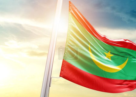 Téléchargez les photos : Drapeau Mauritanie contre ciel avec soleil - en image libre de droit