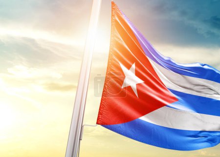 Téléchargez les photos : Drapeau de Cuba contre ciel avec soleil - en image libre de droit