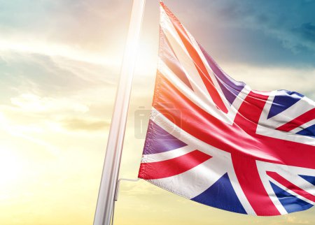 Téléchargez les photos : Royaume-Uni drapeau contre ciel avec soleil - en image libre de droit