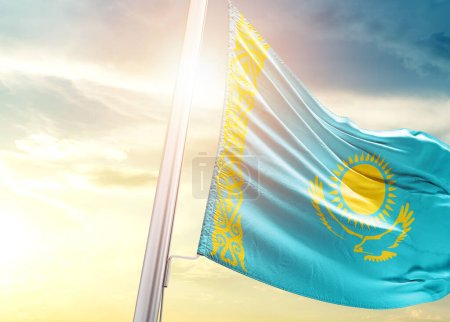 Foto de Kazajstán bandera contra el cielo con sol - Imagen libre de derechos