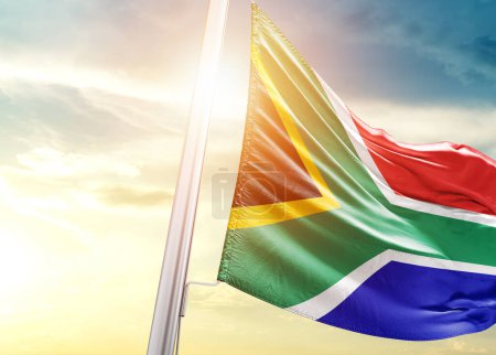 Foto de Bandera de Sudáfrica contra el cielo con sol - Imagen libre de derechos