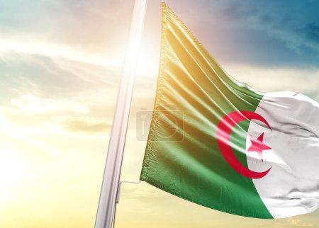 Téléchargez les photos : Drapeau Algérie contre ciel avec soleil - en image libre de droit